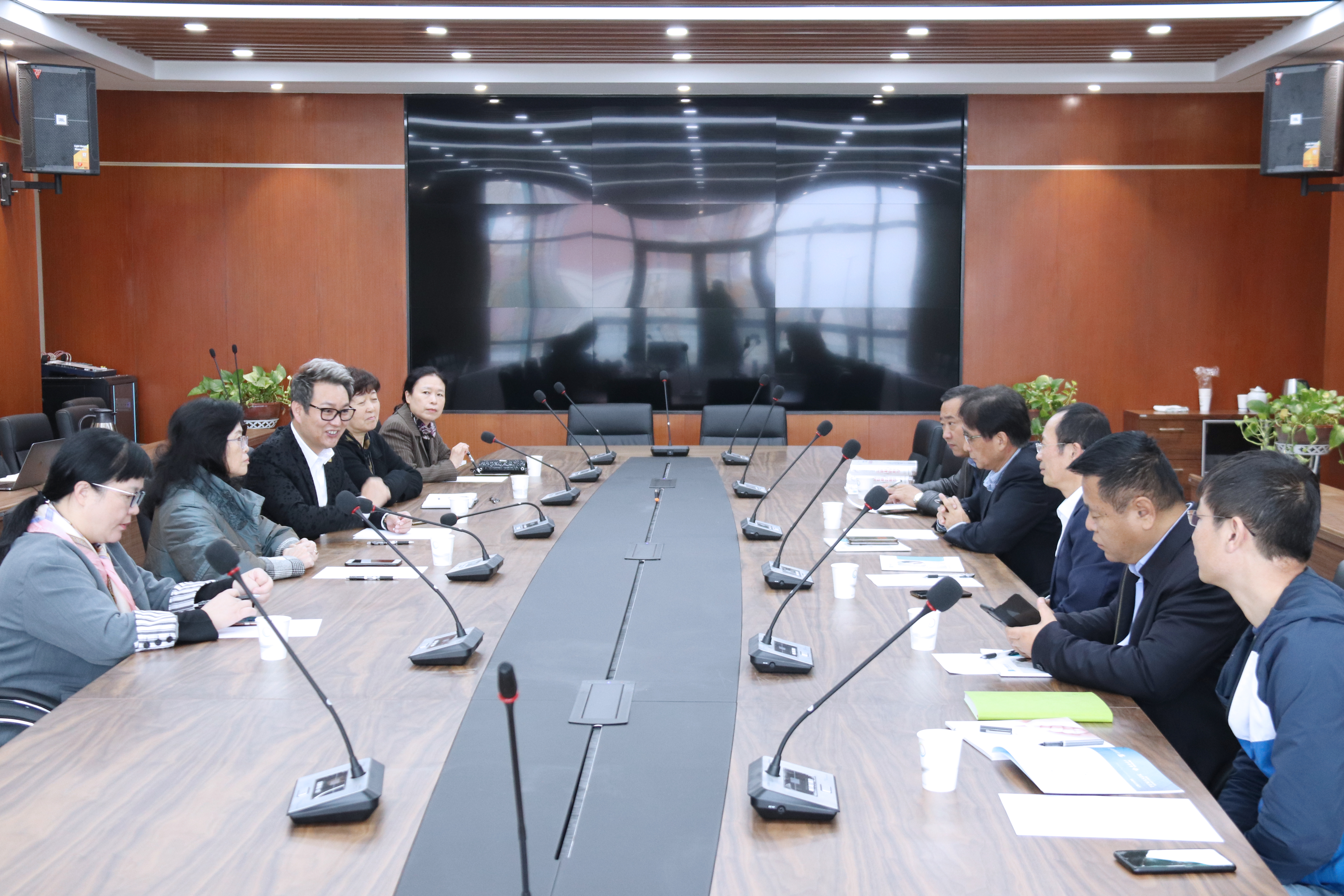 卓朝阳董事长一行与李生斌院长交流座谈