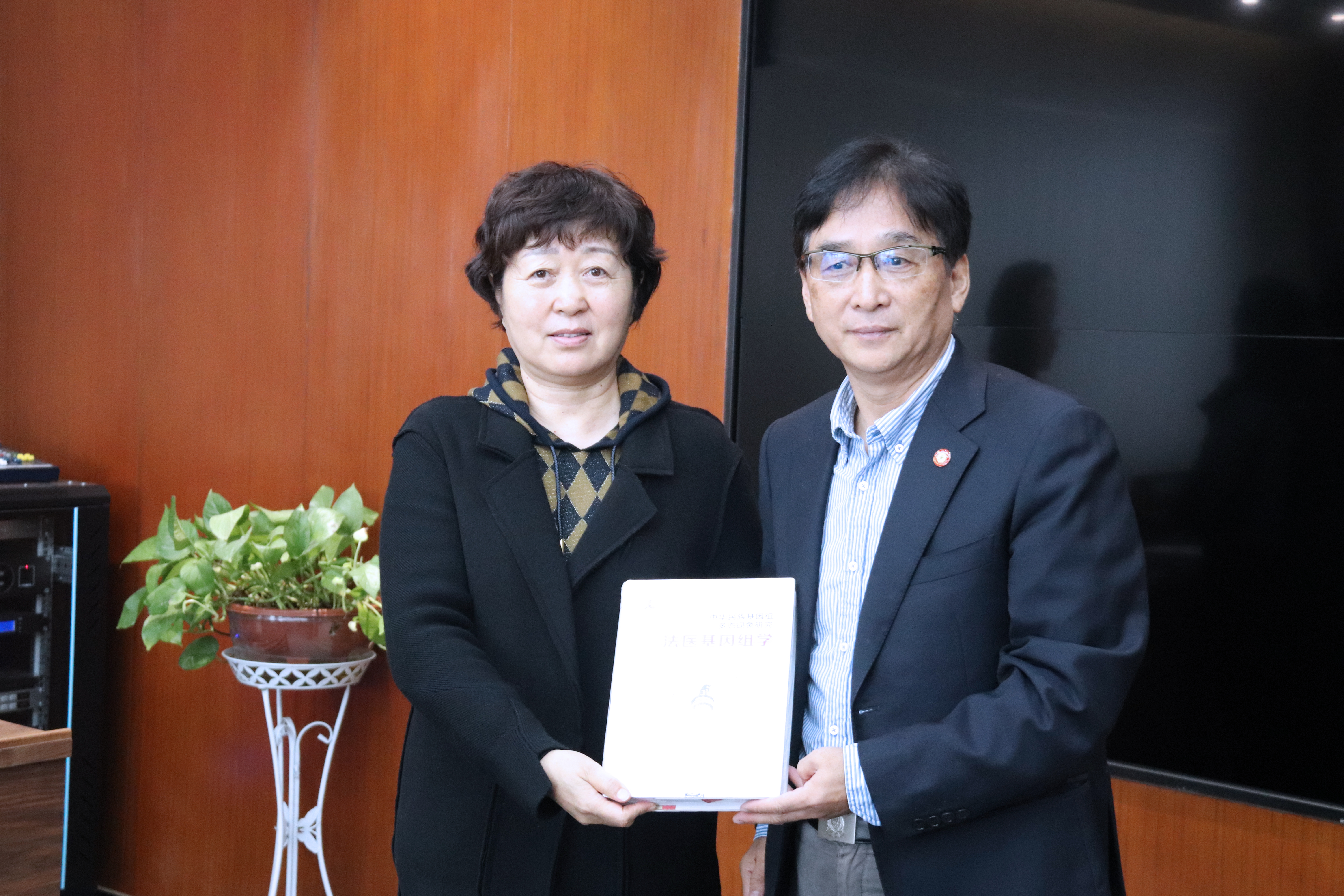 李生斌院长向西安安琪儿郭琦院长赠送纪念礼品